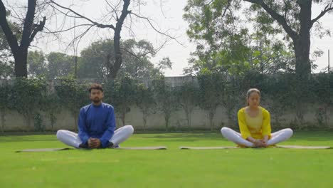 Yoga-Mariposa-Realizado-Por-Una-Pareja-India