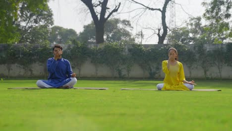 Anulom-Vilom-Pranayam-O-Yoga-O-Ejercicio-De-Respiración-Realizado-Por-Una-Pareja-India