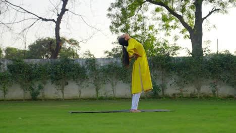 Indisches-Mädchen-Macht-Rückenstreckübung