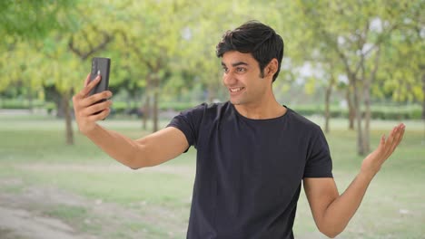 Süßer-Indischer-Junge,-Der-Im-Park-Auf-Selfies-Klickt