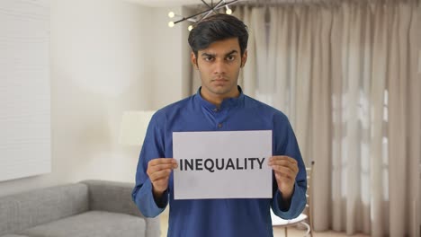 Wütender-Indischer-Junge-Hält-Ungleichheitsbanner
