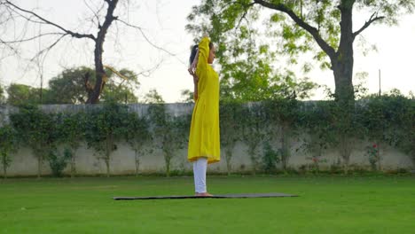 Indisches-Mädchen,-Das-Kuhgesicht-Yoga-Pose-In-Seitenwinkelaufnahme-Durchführt