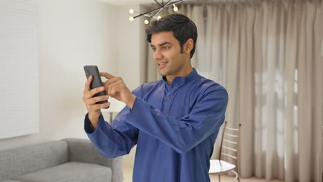 Hombre-Indio-Feliz-Usando-El-Teléfono