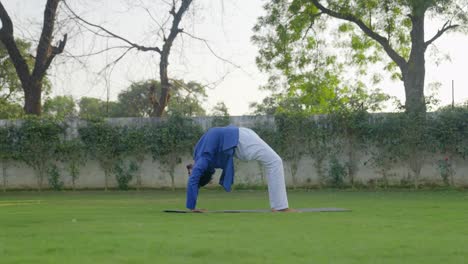 Rad-Yoga-Pose,-Ausgeführt-Von-Einem-Indischen-Mann