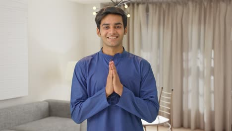 Indischer-Junge-Macht-Namaste-Und-Grüßt