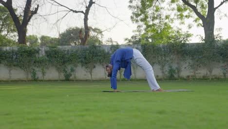 Hombre-Indio-Haciendo-Pose-De-Yoga-Con-Rueda