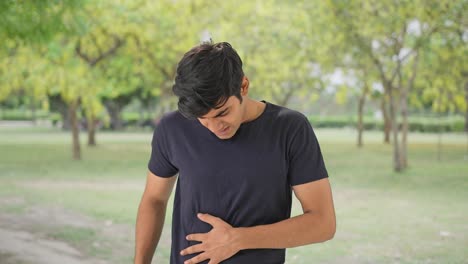Junger-Indischer-Mann-Mit-Magenschmerzen