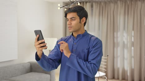Indischer-Mann-Benutzt-Mobiltelefon