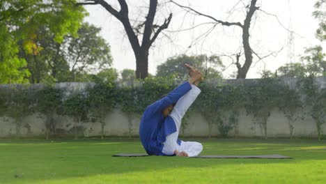 Indischer-Mann-Macht-Reiher-Yoga-Pose
