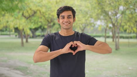 Glücklicher-Indischer-Junge,-Der-Ein-Herzzeichen-Macht