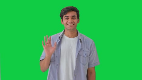Indischer-Junge-Winkt-Mit-Der-Hand-Und-Sagt-Hallo,-Grüner-Bildschirm