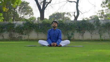 Schmetterlings-Yoga-Pose,-Vorgeführt-Von-Einem-Indischen-Mann