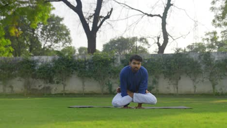 Indischer-Mann-Tritt-Am-Internationalen-Yoga-Tag-Auf