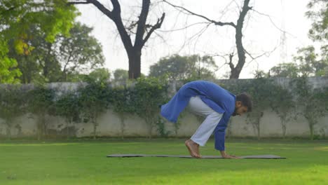 Indischer-Mann,-Der-Fortgeschrittenes-Yoga-Macht