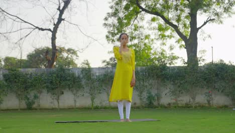 Indisches-Mädchen-Macht-Atem-Yoga-Übung