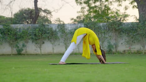 Indisches-Mädchen-Macht-Surya-Namaskar-Yoga-Pose