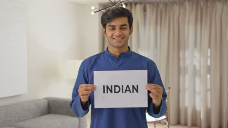 Niño-Indio-Feliz-Sosteniendo-Pancarta-India