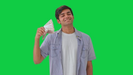 Niño-Indio-Feliz-Usando-Dinero-Como-Pantalla-Verde-Del-Ventilador