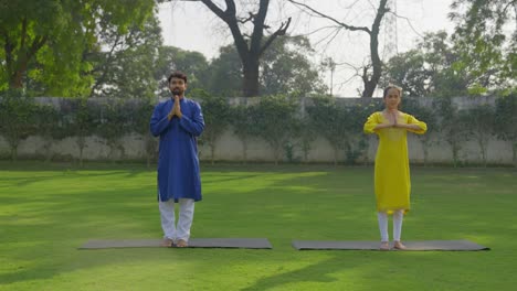 Indisches-Paar-Macht-Namaste-Und-Grüßt