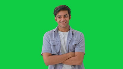 Erfolgreicher-Indischer-Junge,-Der-Mit-Gekreuzten-Händen-Auf-Grünem-Bildschirm-Steht