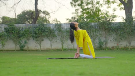 Indisches-Mädchen-Macht-Fortgeschrittene-Yoga-Posen