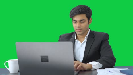 Empleado-Indio-Inteligente-Trabajando-En-Pantalla-Verde
