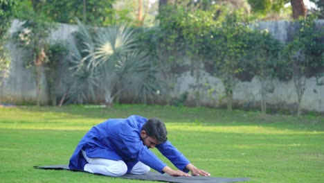 Indischer-Mann-Macht-Kinder-Yoga-Pose
