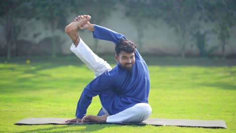 Hombre-Indio-Haciendo-Yoga-De-Poder
