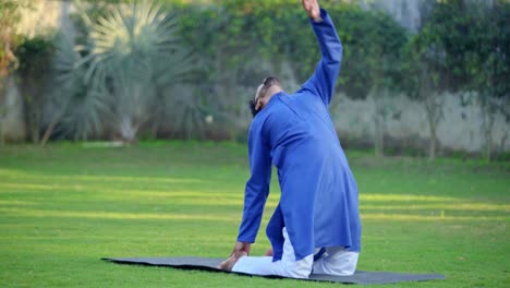 Indischer-Mann-Macht-Kamel-Yoga-Pose