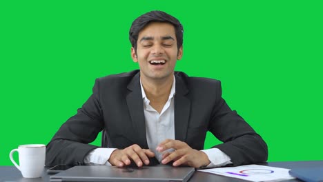 Glücklicher-Indischer-Geschäftsmann,-Der-Die-Leistung-Seiner-Mitarbeiter-Auf-Grünem-Bildschirm-Schätzt