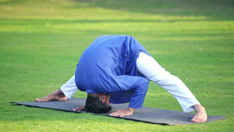 Indischer-Mann-Am-Internationalen-Yoga-Tag
