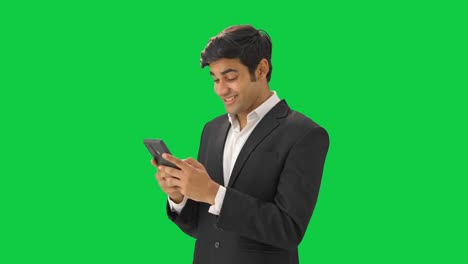 Glücklicher-Indischer-Manager,-Der-Mit-Jemandem-Auf-Grünem-Textbildschirm-Spricht