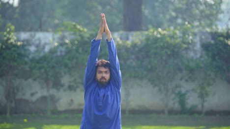 Indischer-Mann-Macht-Namaste-Yoga-Pose