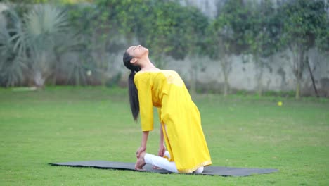 Indisches-Mädchen-Macht-Fortgeschrittene-Yoga-Posen