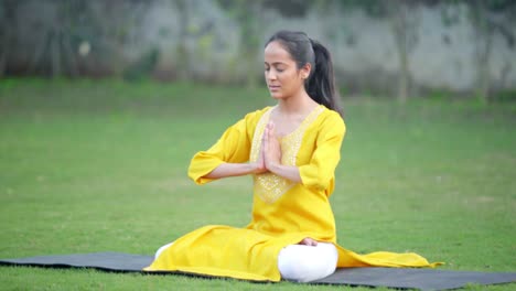 Niña-India-Celebrando-El-Día-Internacional-Del-Yoga