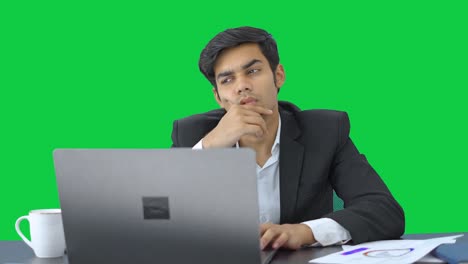 Indischer-Manager,-Der-Auf-Grünem-Bildschirm-Arbeitet-Und-Denkt