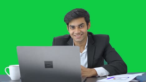 Glückliche-Indische-Arbeit-Und-Lächelt-In-Richtung-Des-Grünen-Bildschirms-Der-Kamera