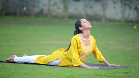 Indisches-Mädchen-Macht-Kobra-Yoga-Pose