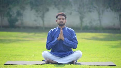 Internationaler-Yoga-Tag,-Der-Vom-Indischen-Mann-Gefeiert-Wird