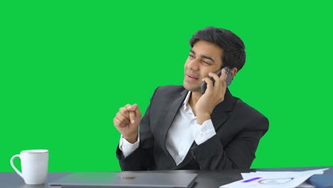 Gerente-Indio-Enojado-Hablando-Por-Teléfono-Con-Pantalla-Verde