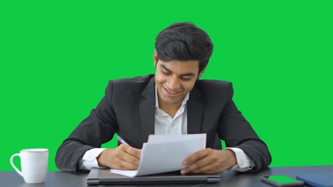 Glücklicher-Indischer-Geschäftsmann,-Der-Den-Vertrag-Auf-Grünem-Bildschirm-Liest-Und-Unterzeichnet