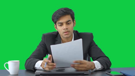 Indischer-Unternehmer-Unterzeichnet-Den-Vertrag-Auf-Grünem-Bildschirm