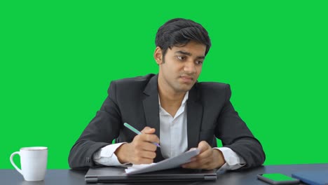 Betonter-Indischer-Unternehmer,-Der-Den-Greenscreen-Des-Vertrags-Liest-Und-Unterzeichnet