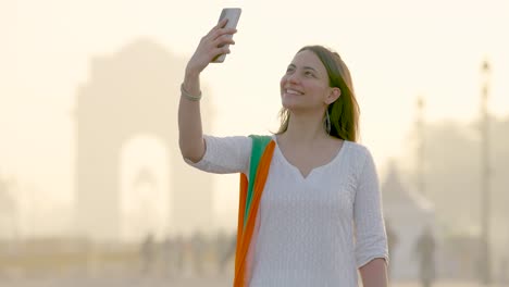 Glückliches-Indisches-Mädchen,-Das-Selfies-Am-India-Gate-In-Einer-Indischen-Kleidung-Macht