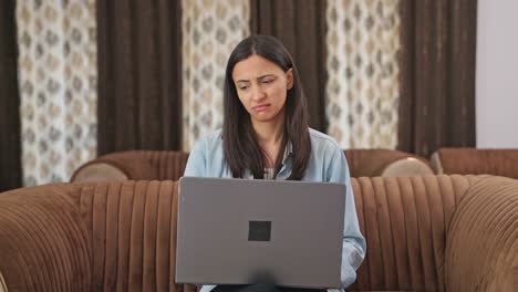 Gestresste-Indische-Frau,-Die-Am-Laptop-Arbeitet