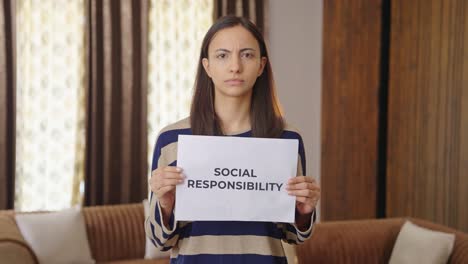 Mujer-India-Sosteniendo-Pancarta-De-Responsabilidad-Social