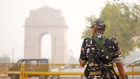 Indian-army-personnel-at-India-gate