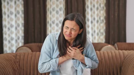 Indische-Frau-Mit-Herzinfarkt