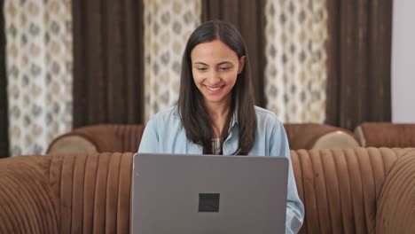 Glückliche-Indische-Frau,-Die-Am-Laptop-Arbeitet