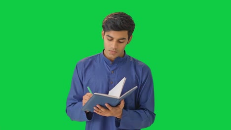 Junger-Indischer-Mann-Denkt-Und-Schreibt-Etwas-Auf-Grünem-Bildschirm